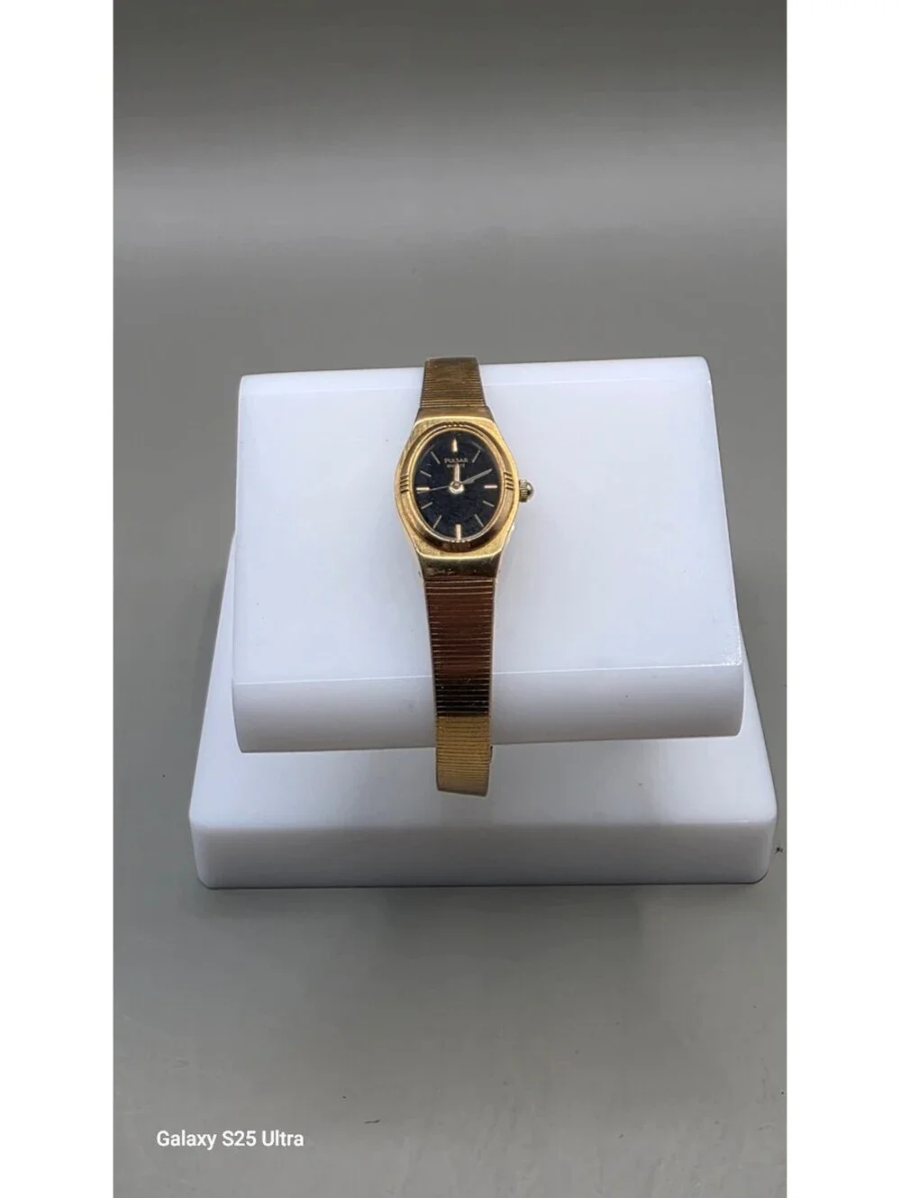 Vintage Seiko Gold-Tone Women's Wristwatch with Black Dial